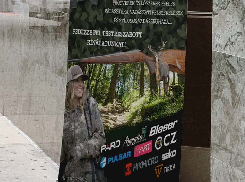 ZbraneBudai.sk roll-up banner a gyártók közelképével az üzlet bejáratánál